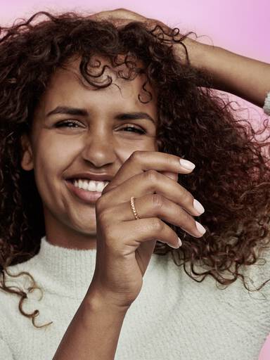 طقم يتألّف من خاتم مزيّن بالأهرامات من Pandora ME
