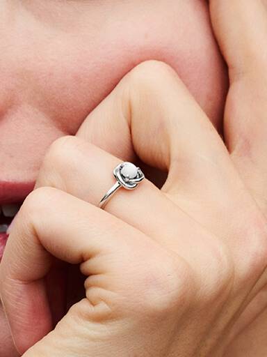 خاتم على شكل دائرة الأبديّة مرصّع بحجر شهر يونيو/حزيران