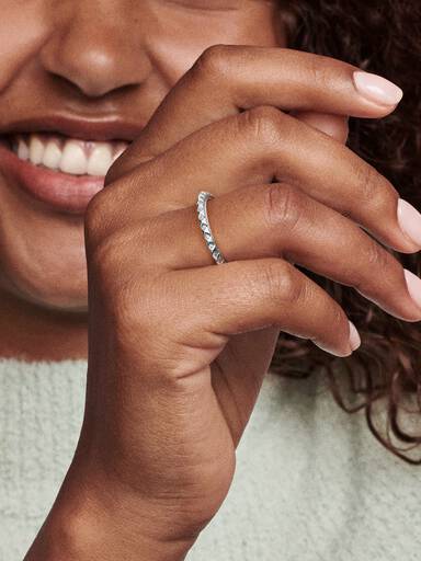 طقم يتألّف من خاتم مزيّن بالأهرامات من Pandora ME