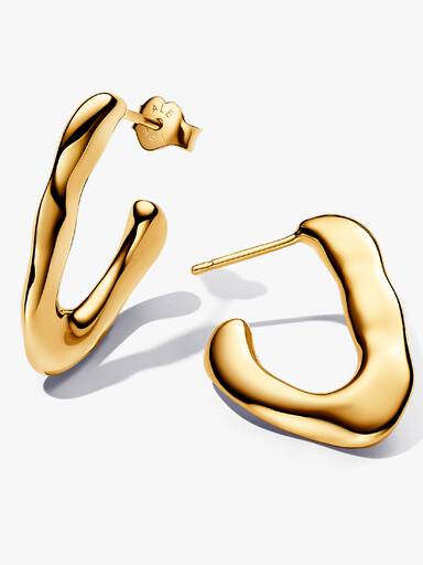 أقراطٌ مفتوحة على شكل "V"، تتمتّع بتصميم طبيعيّ متناغم