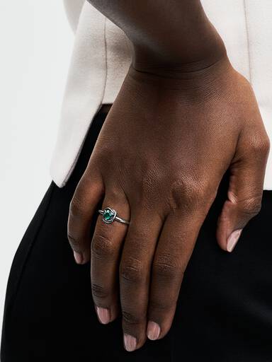 خاتم على شكل دائرة الأبديّة مرصّع بحجر شهر مايو/أيار