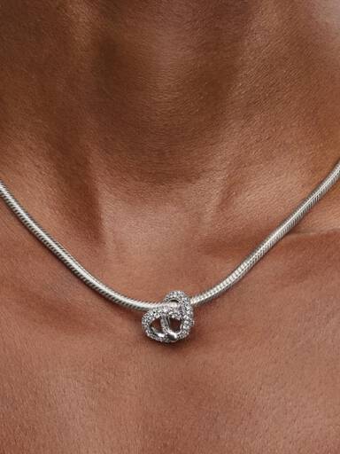 تعليقات أساور على شكل قلب تتألّق لمعانًا بأحجار البافيه، على شكل عقدة اللّانهاية