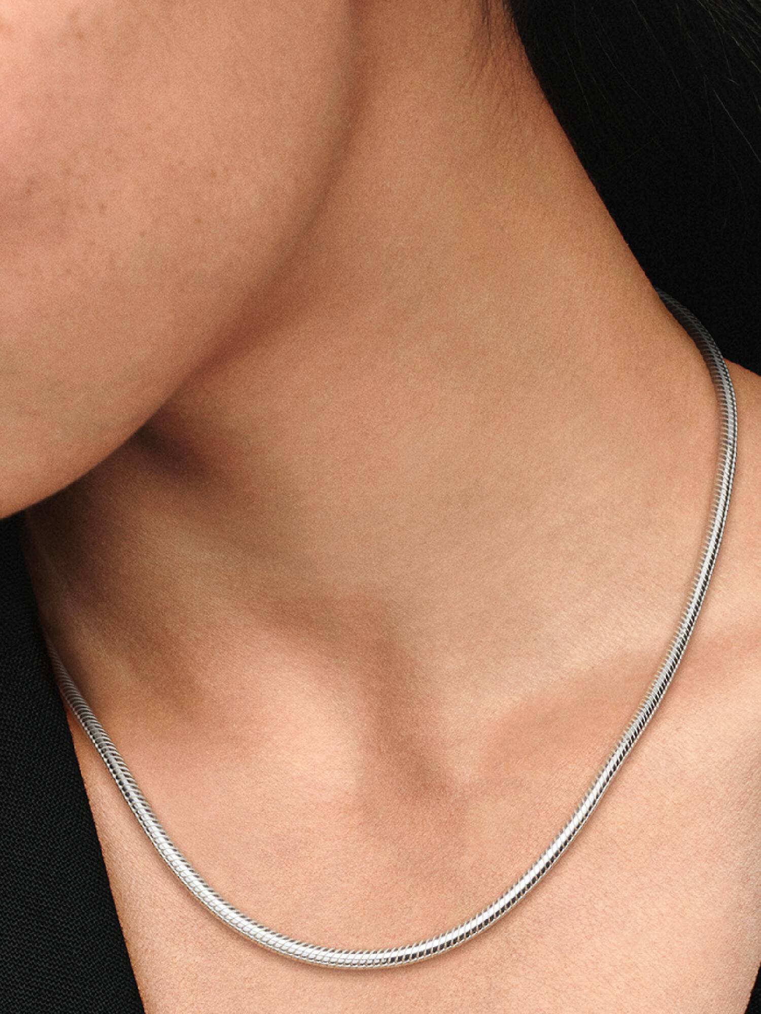 Silver necklace with round clasp