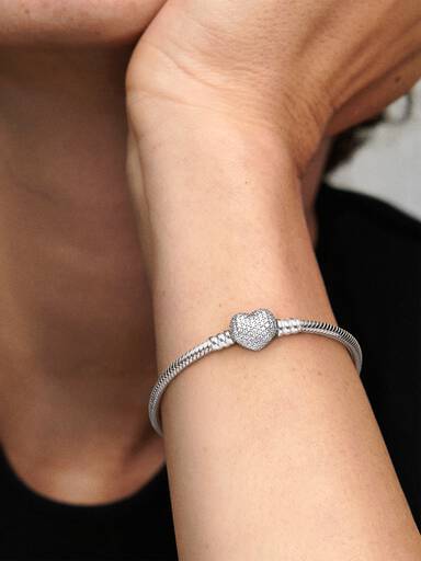 Silver bracelet with heart-shaped clasp and cubic zirconia