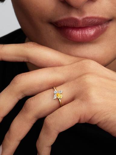 خاتمٌ على شكل نحلة العسل