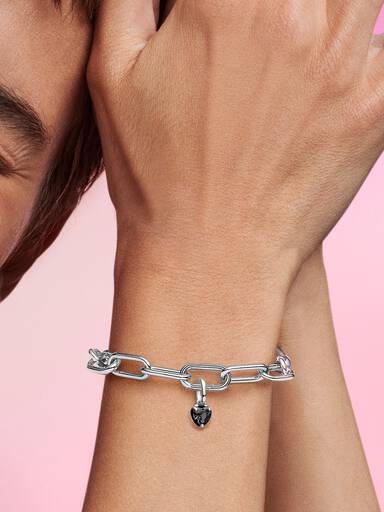 تعليقة متدلّية صغيرة على شكل قلب يحمل كلمة "شاكرا" من Pandora ME